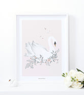 GRACE - Affiche encadrée enfant - Cygne et fleurs (fond rose)
